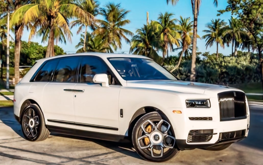 White Rolls-Royce Cullinan Black Badge beneath Miami palm trees
